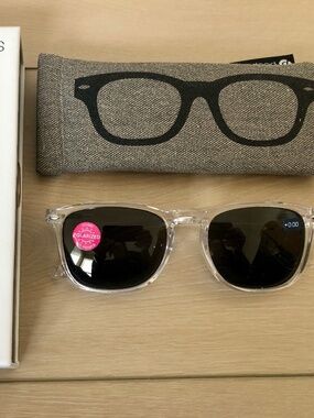 New in Box Peepers‎ Clear Simply Sunglasses with case